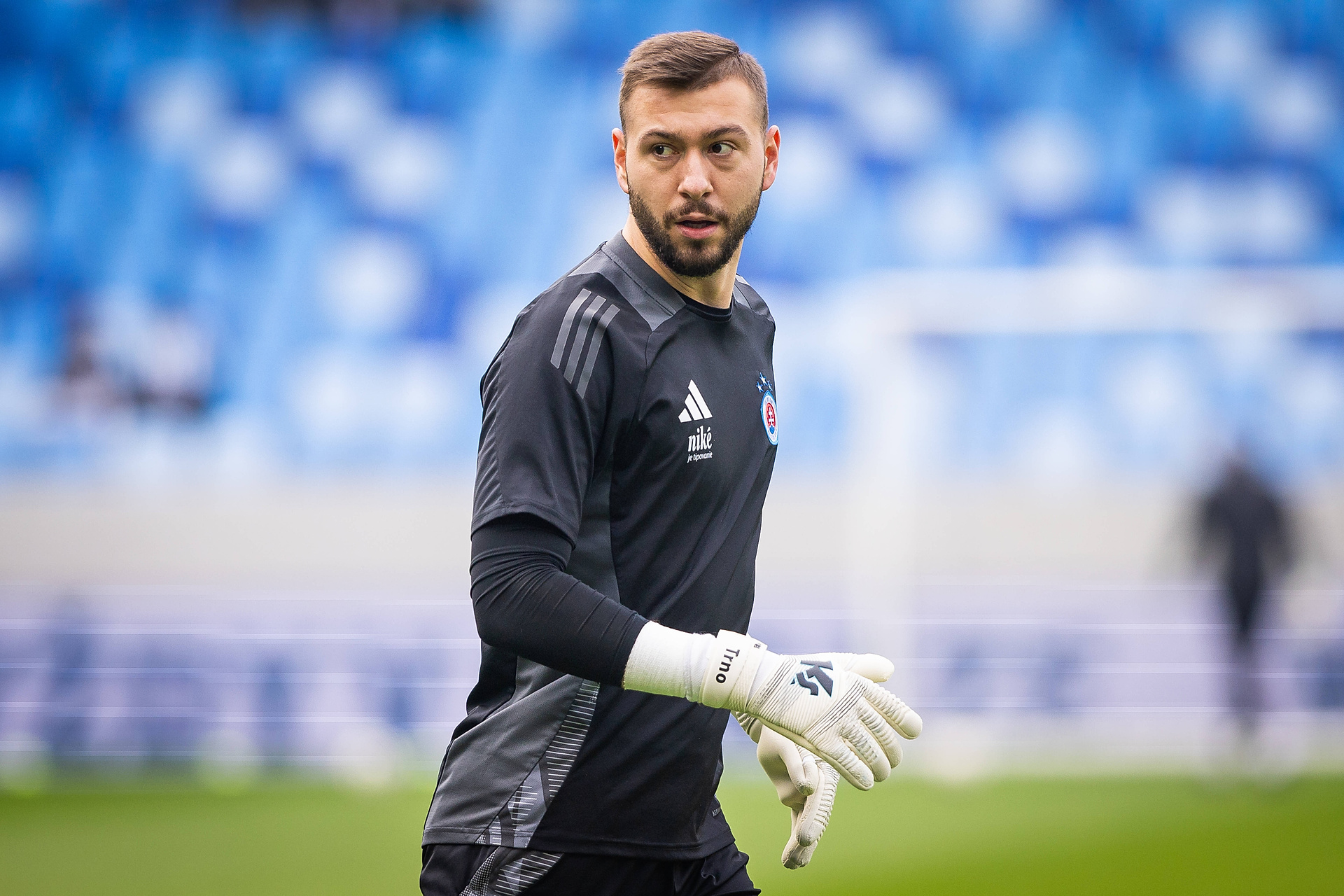 Z Ligi Konferencji do Niecieczy? Beniaminek rozmawia z bramkarzem [NASZ NEWS]