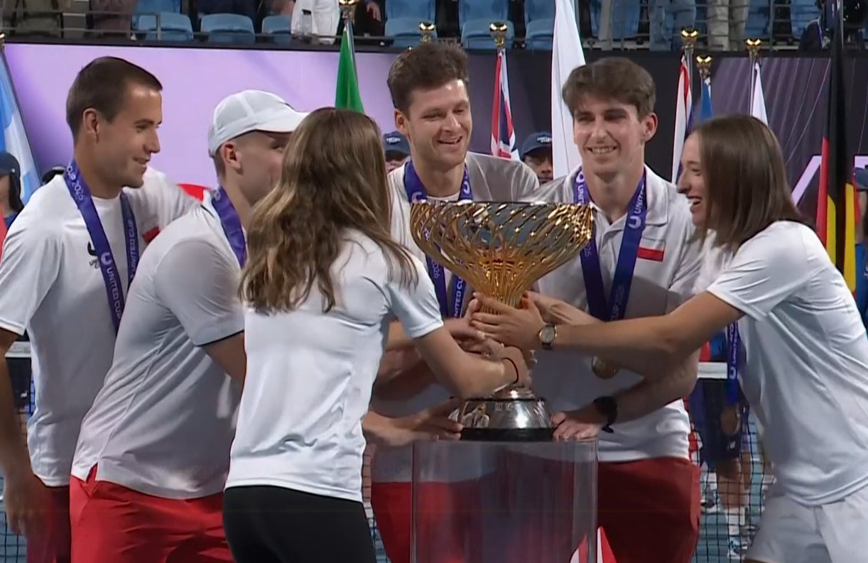 Puchar dla Polski! Biało-czerwoni z trofeum za wygranie United Cup [WIDEO]