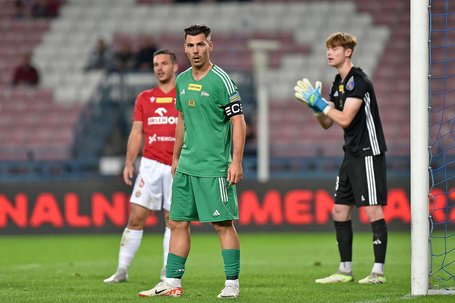 Grał w Wiśle Kraków i Lechii. Ogłosił zakończenie kariery