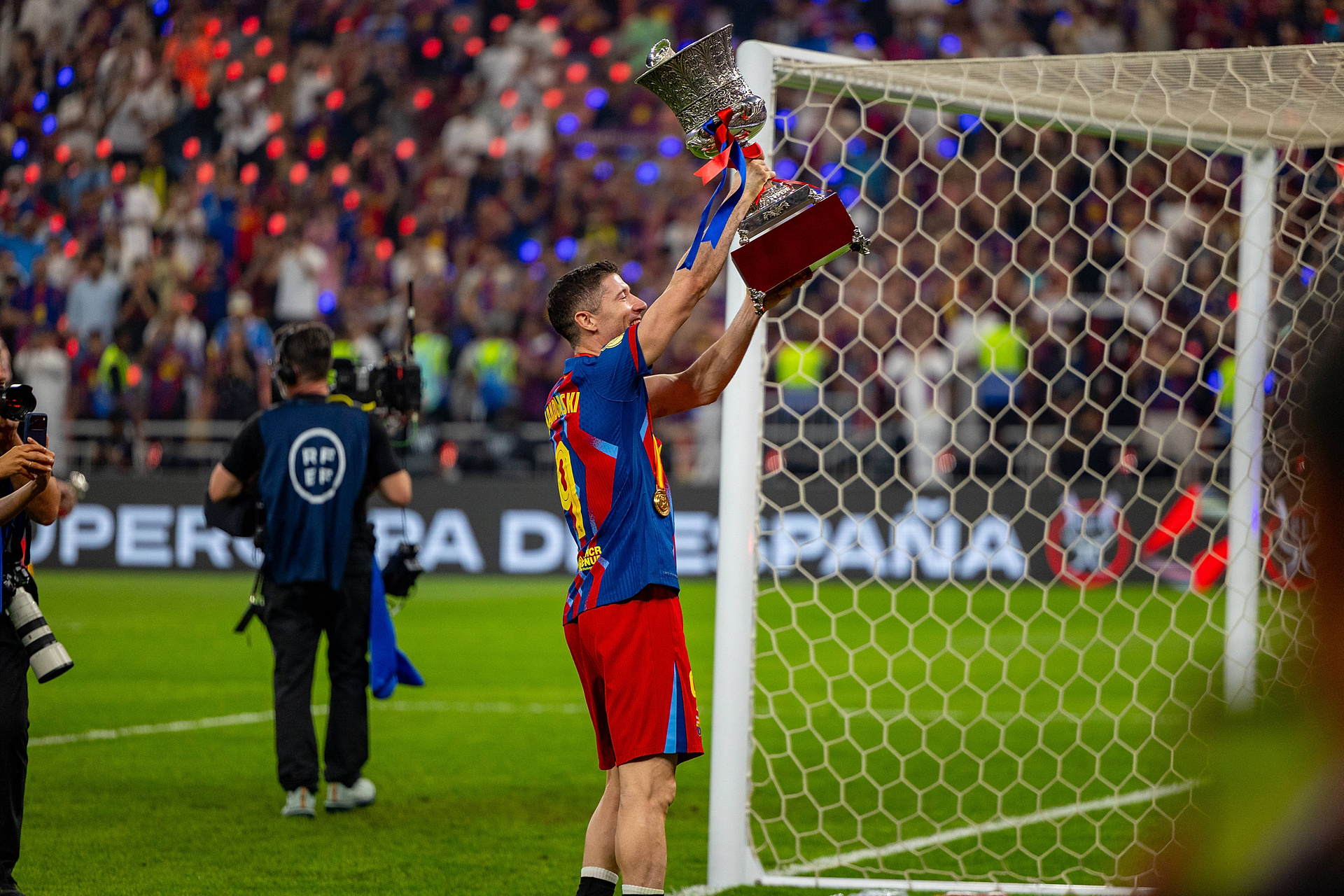 "Messi, Ronaldo i Lewandowski". Wyjątkowa laurka na cześć Polaka