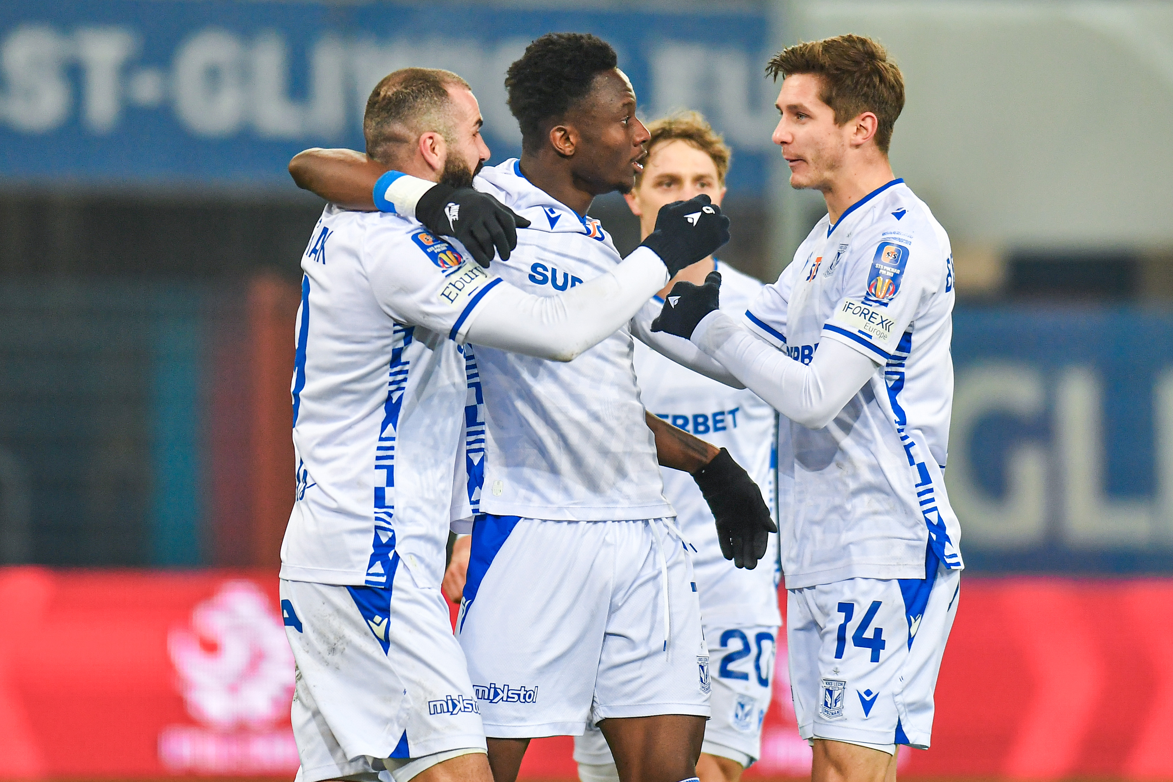 Lech nie w komplecie stawił się w Emiratach. Co z transferem defensywnego pomocnika? 