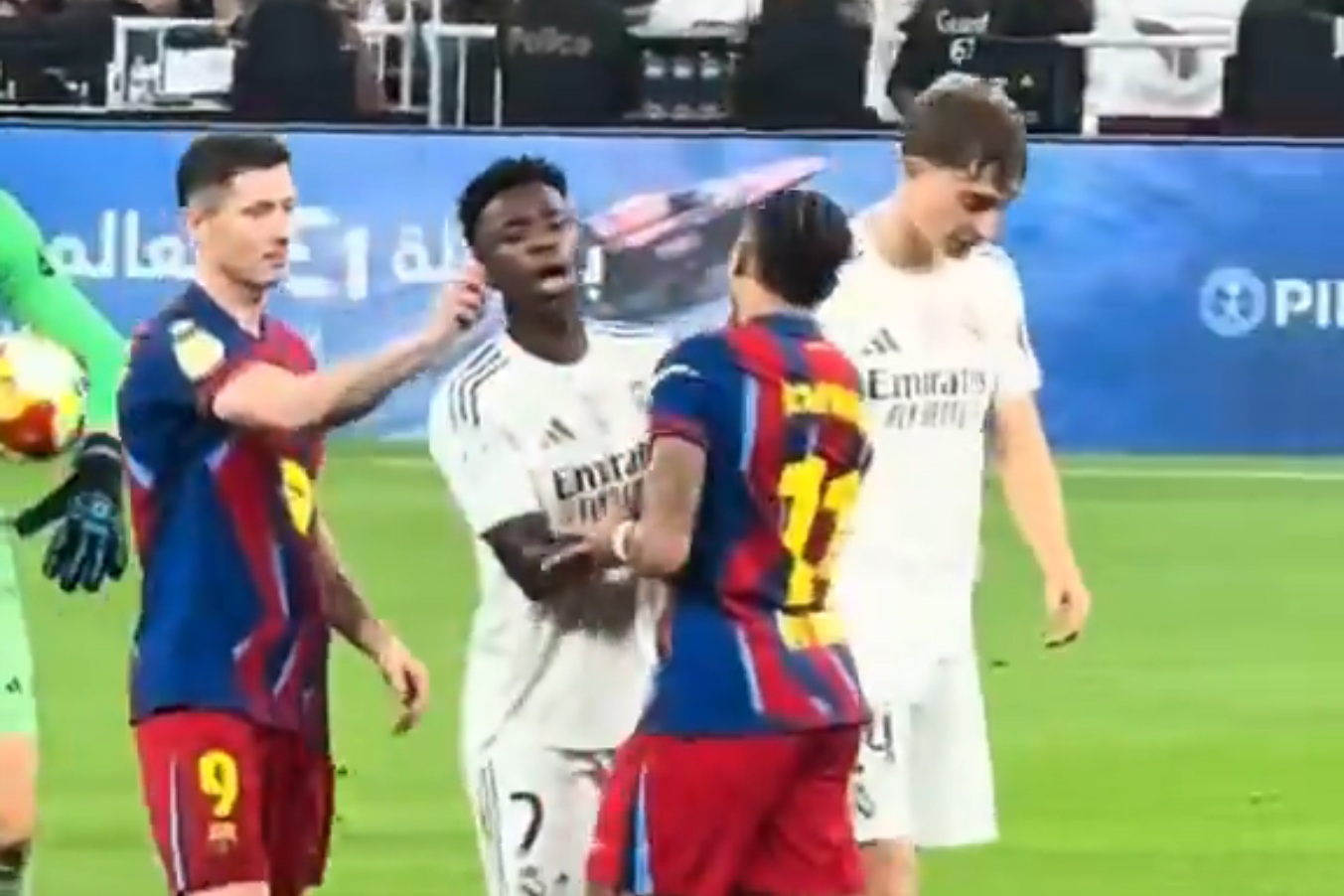 Tak Lewandowski potraktował Viniciusa. Nagranie obiegło internet [WIDEO]