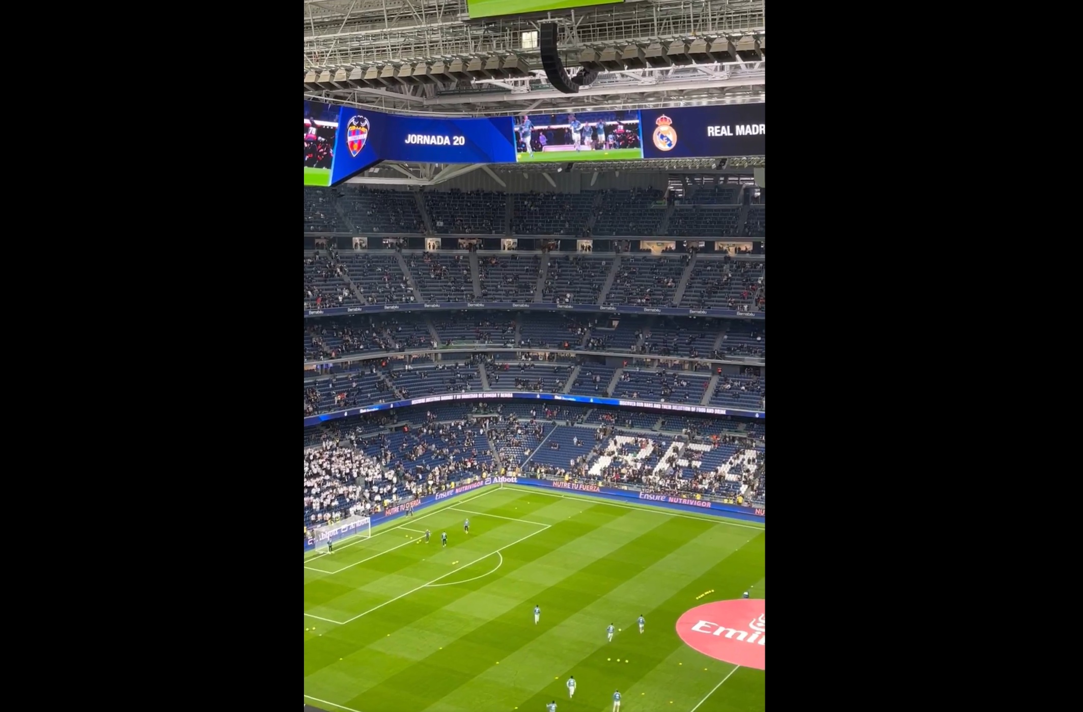 Kibice Realu pokazali, co myślą o piłkarzach. Kocia muzyka na Bernabeu [WIDEO]