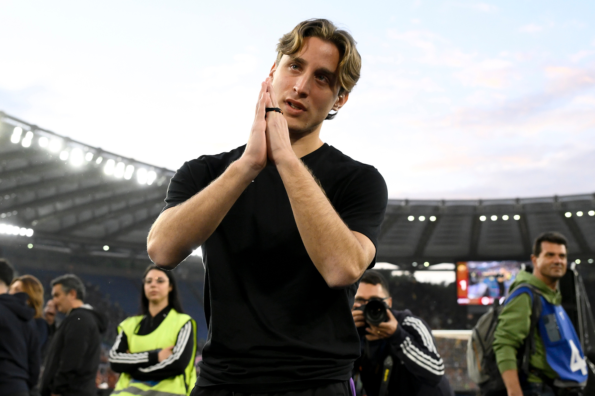 Roma rozwiązała kontrakt z piłkarzem. Nie może grać we Włoszech