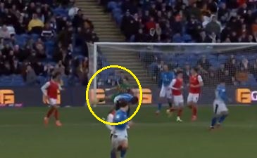 Kuriozalny gol w Anglii. Bramkarz nie mógł w to uwierzyć [WIDEO]