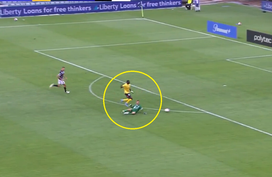 Fatalny błąd polskiego bramkarza. Jego zespół stracił punkty [WIDEO]