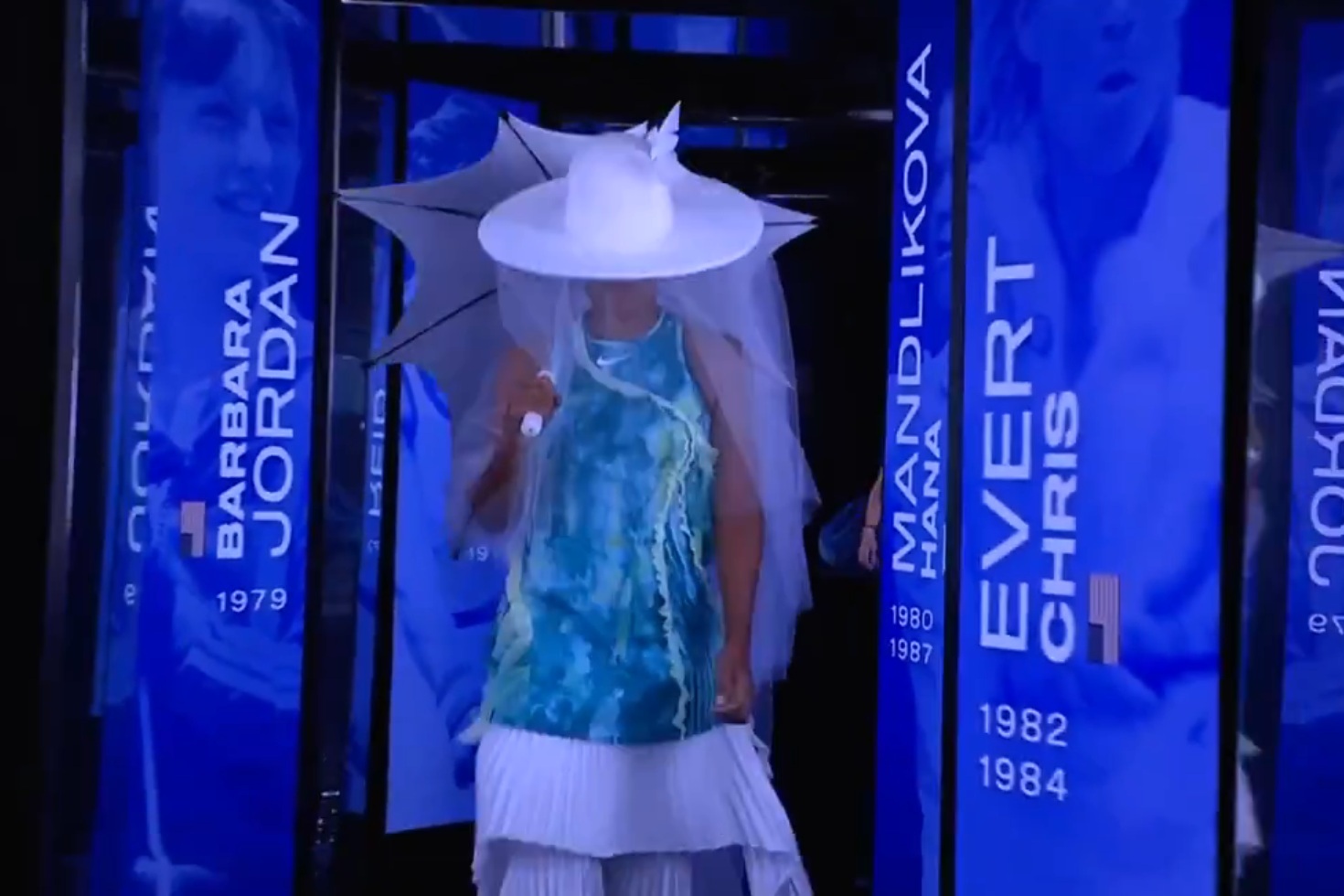 Gwiazda tenisa zszokowała. W takim stroju wyszła na kort [WIDEO]