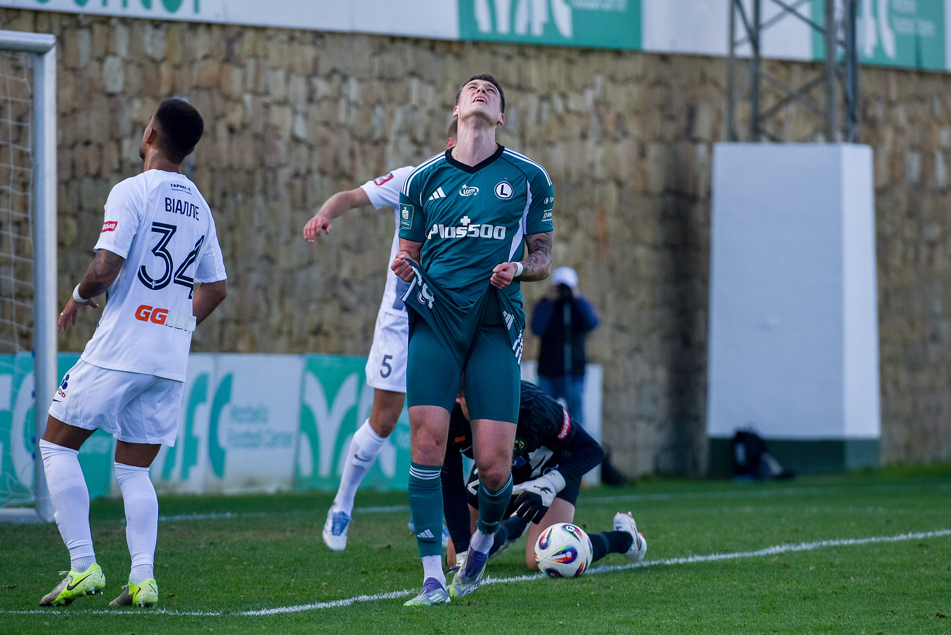 Fatalne pomyłki Legii. "Szuka kwadratowych jaj, co pół roku nie trafia"