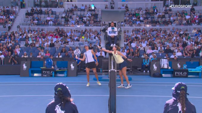 "Najdziwniejsza akcja w Australian Open". Świątek w roli głównej [WIDEO]