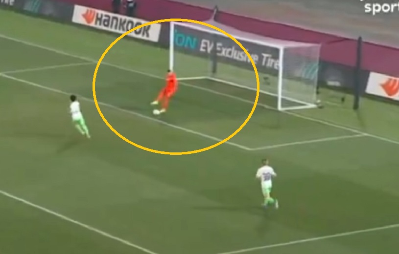 Skorupski podarował gola rywalom. Japończyk strzelił i... chwilę później wyleciał [WIDEO]