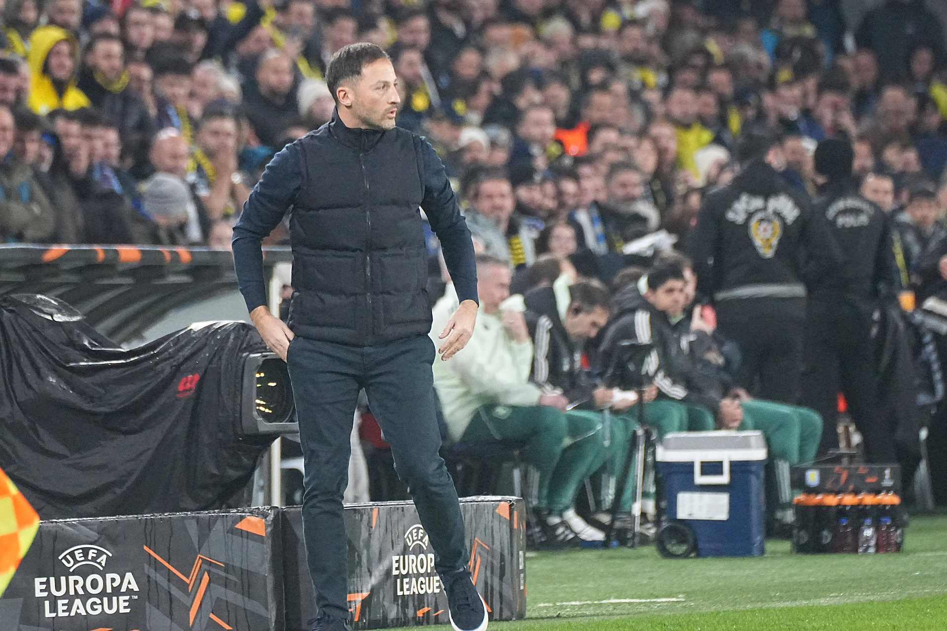 Oto sektor gości na stadionie uczestnika LE. Wygląda niczym areszt [ZDJĘCIE]