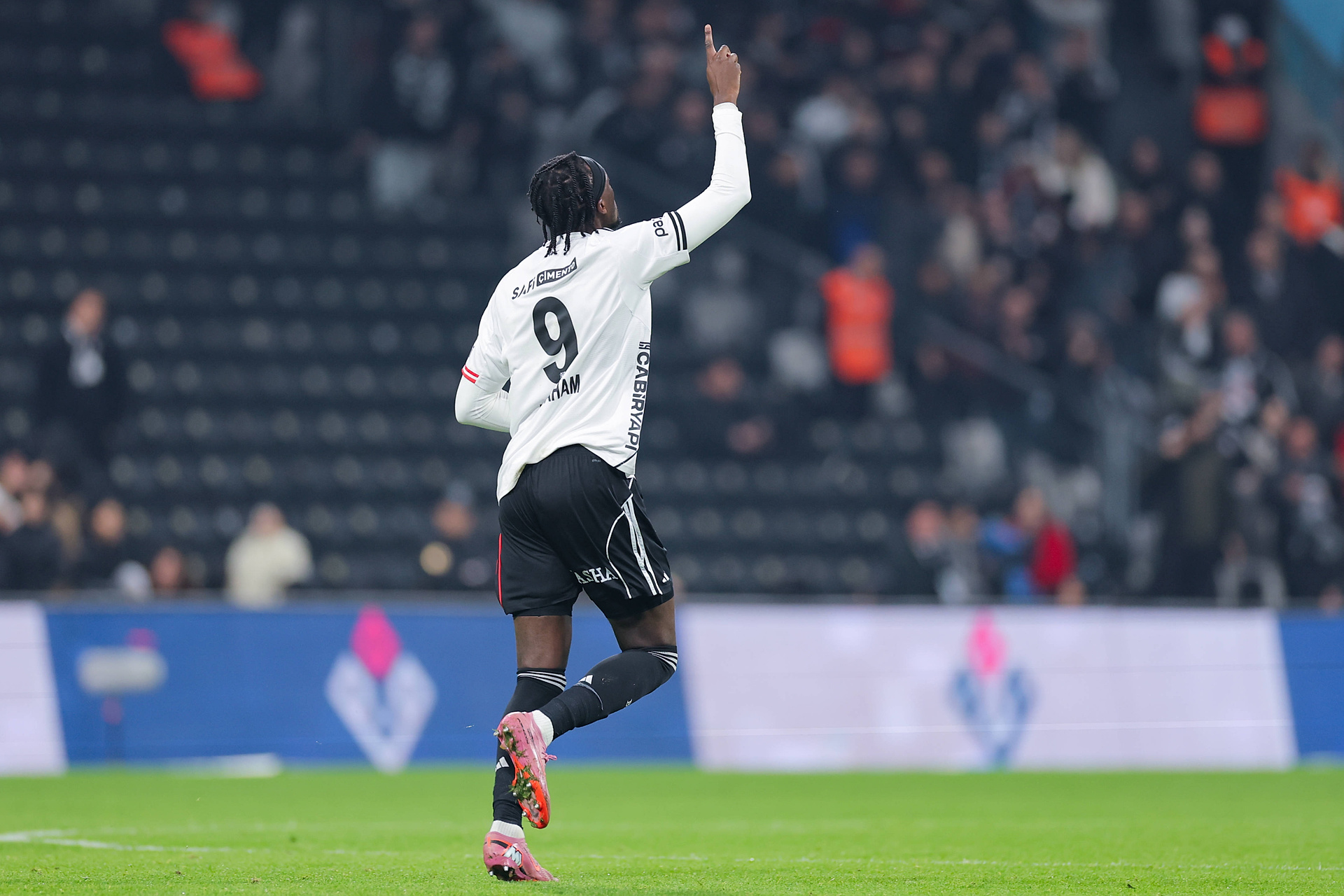 Były reprezentant Anglii wraca do Premier League. Ujawniono szczegóły transferu