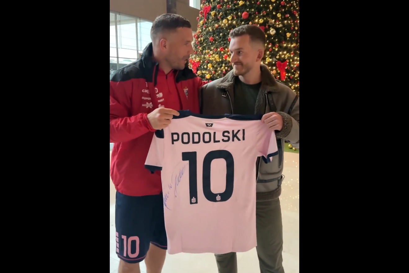 Kibic ruszył rowerem na zgrupowanie Górnika. Powód chwyta za serce [WIDEO]