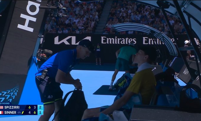 Sinner słaniał się na nogach. Bolesne sceny w Australian Open