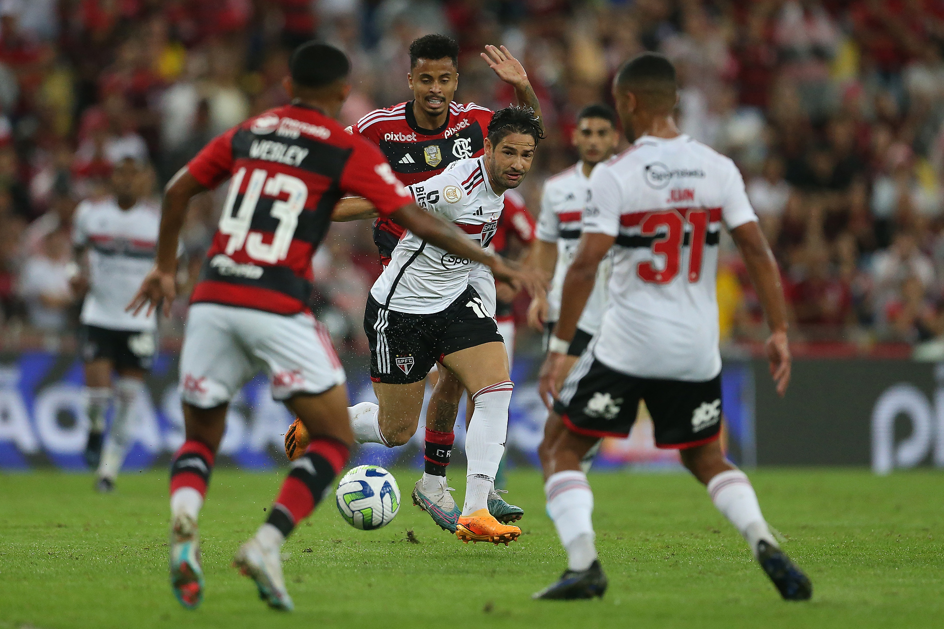 Słynny napastnik przejmie angielski klub? Rozmowy w toku