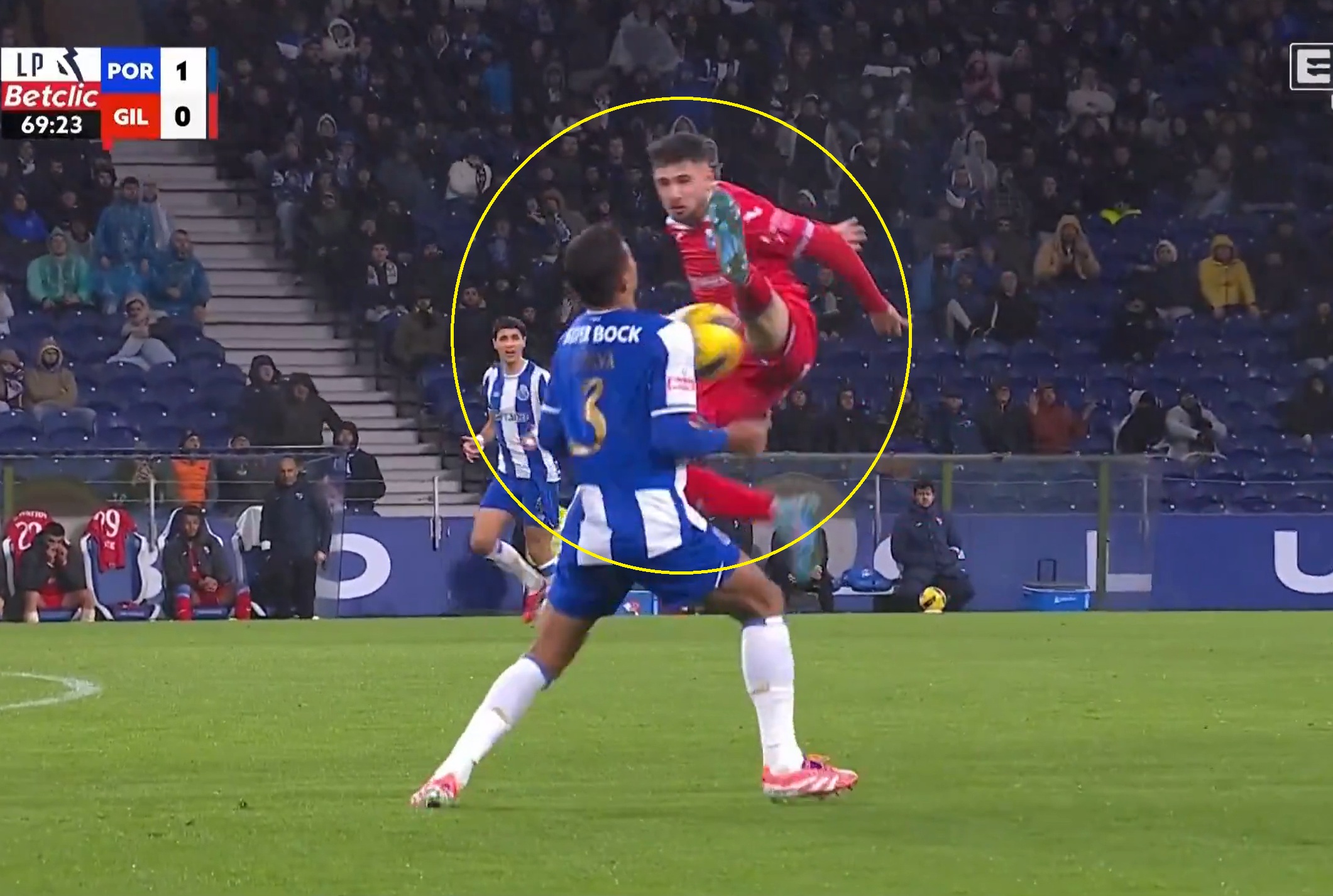 Grał 75 sekund i dostał czerwoną kartkę! Brutalny faul w meczu Porto [WIDEO]