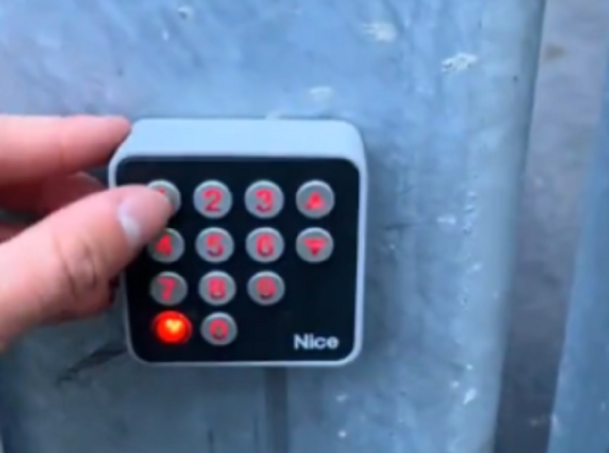 Kibic wtargnął na stadion klubu Polaka. Poziom zabezpieczeń? Szkoda gadać [WIDEO]