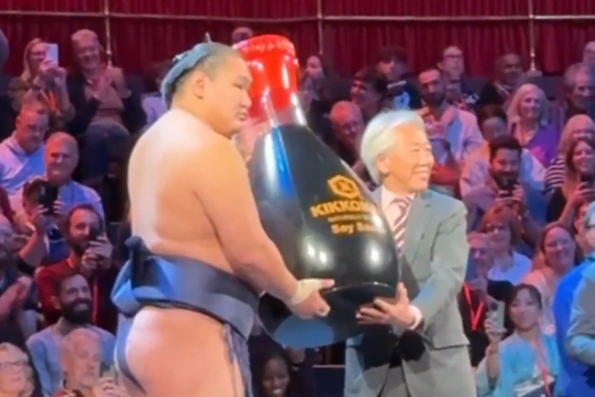 Wygrał turniej i otrzymał sos sojowy. I to jaki! [WIDEO]