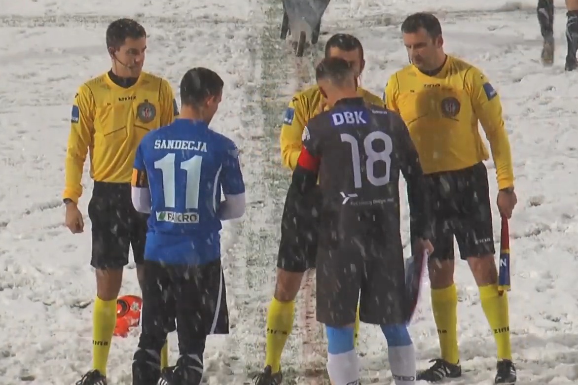 Zima zaskoczyła ligowców. Sceny z Polski światowym viralem [WIDEO]