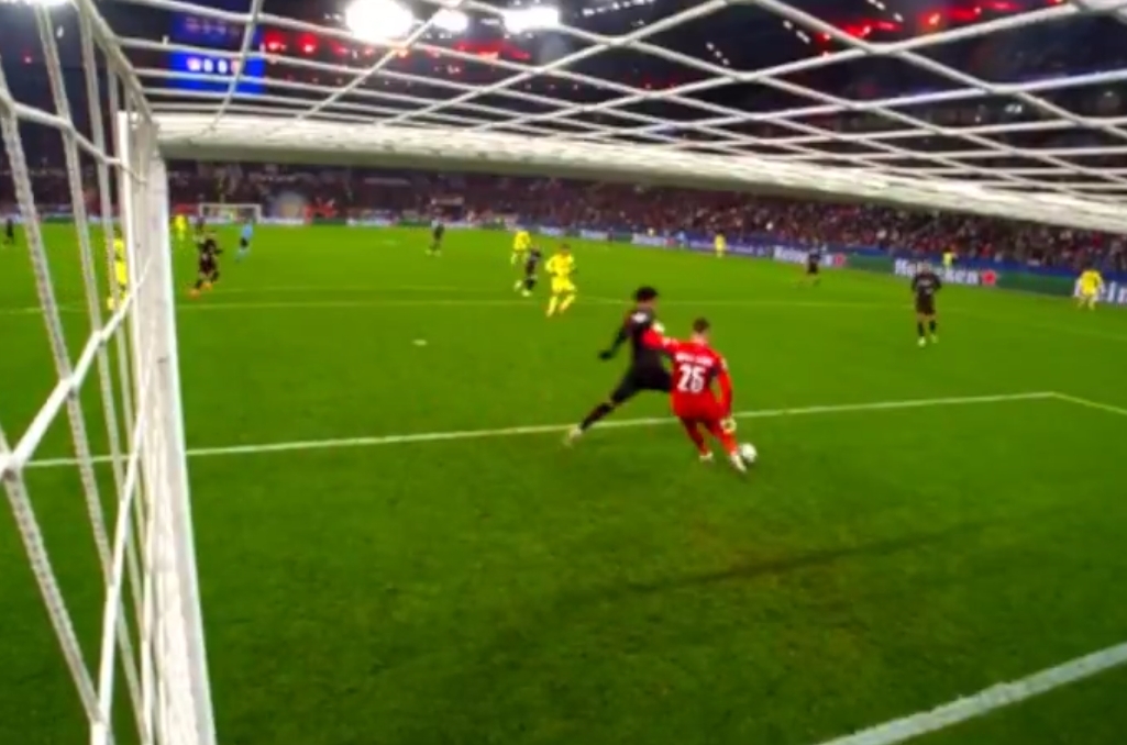 Co on, spał?! Kuriozalny gol w LM, były bramkarz Barcy zawalił po całości [WIDEO]