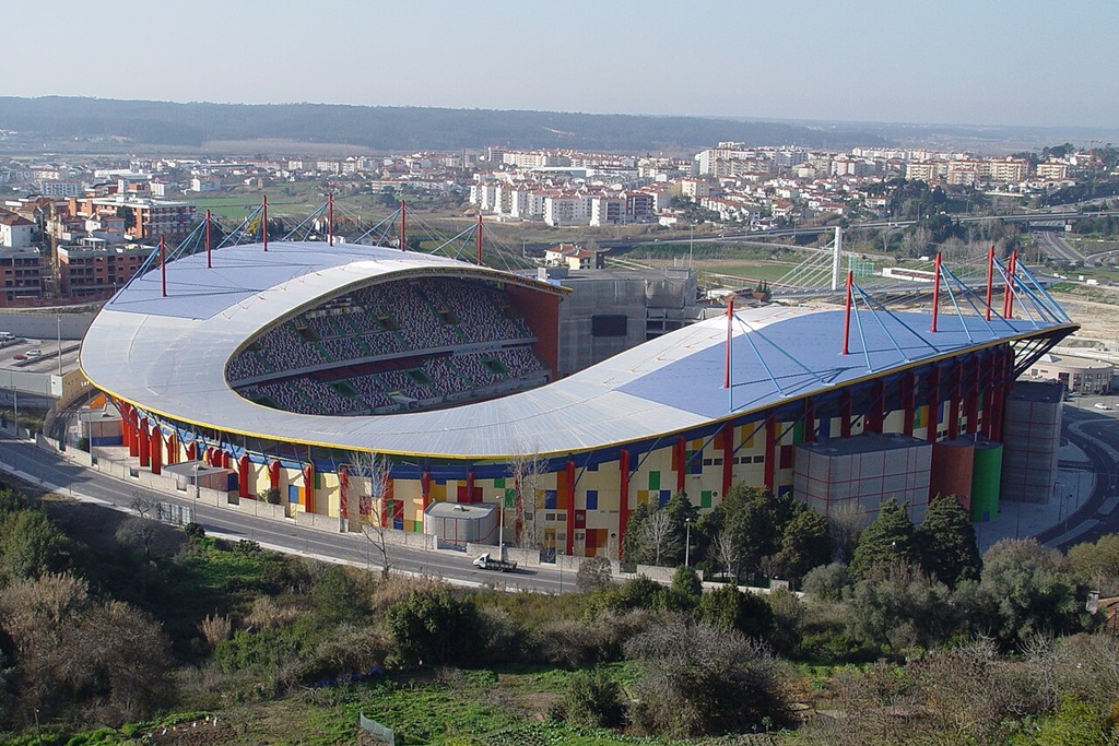 Sztorm uderzył w znany stadion. Ruiny i zgliszcza [ZDJĘCIE]