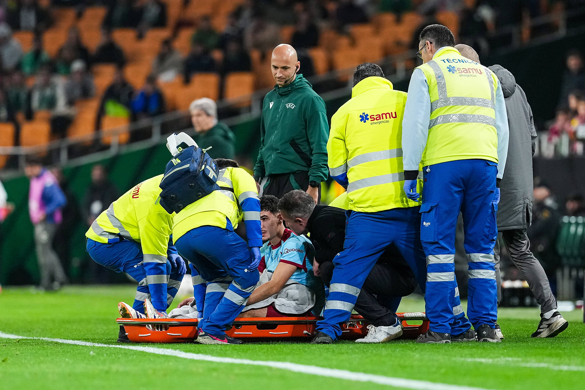 Van Persie zniesiony na noszach. Tak ojciec zareagował na kontuzję syna [ZDJĘCIE]