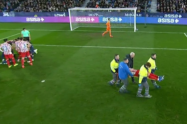 Atletico zgubiło punkty z drużyną ze strefy spadkowej! Gwiazdor zniesiony na noszach