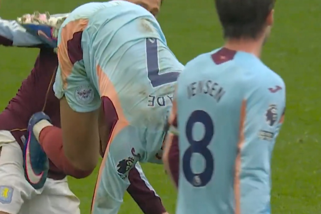 Żenada! Tak rywal potraktował Casha. Wyleciał z boiska [WIDEO]