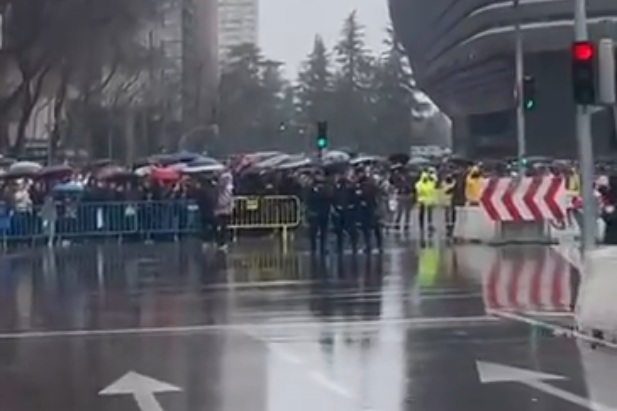 Zawrzało przed Bernabeu. Kibice Realu nie wytrzymali [WIDEO]