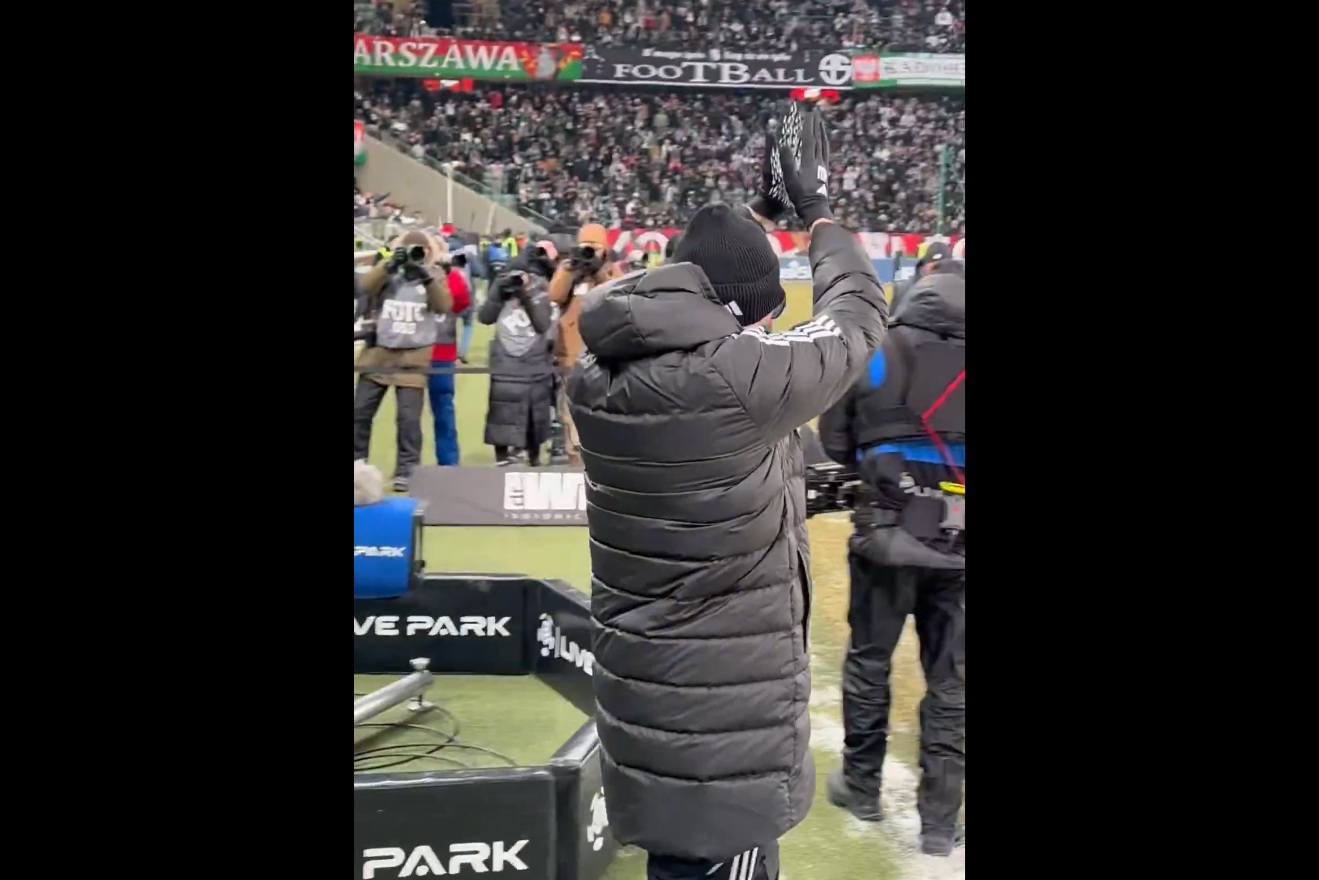 Papszun przywitany na Łazienkowskiej. "Sprzątnij ten bu*del" [WIDEO]