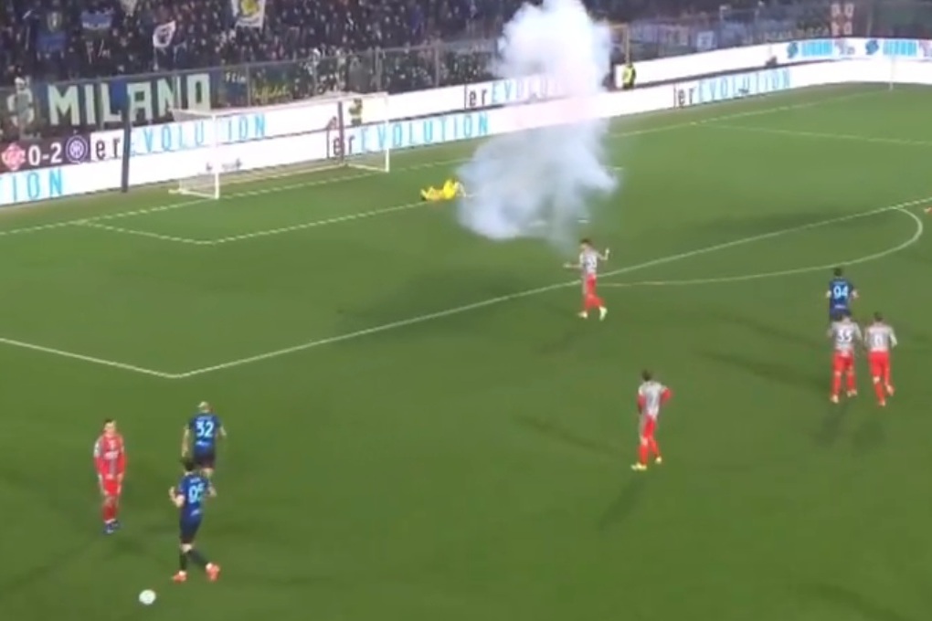 Rywal Zielińskiego trafiony petardą. Przekazano, co ze sprawcą [WIDEO]