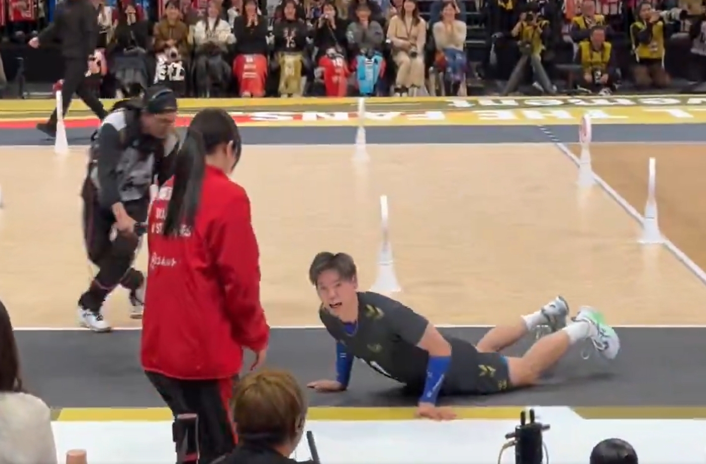 Ustrzelił kobietę, nagle zrobił ślizg po parkiecie. Hit internetu [WIDEO]