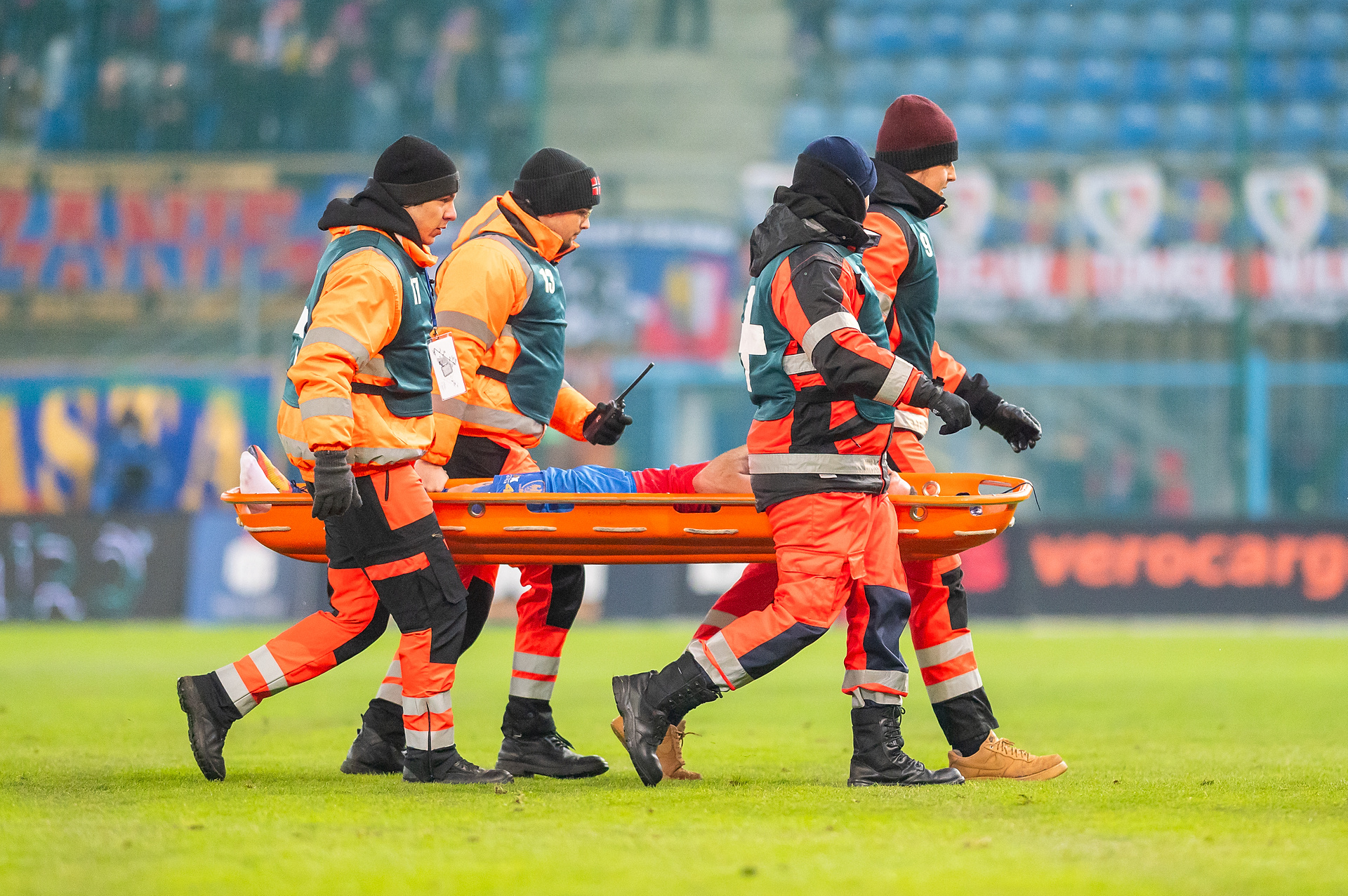 Piłkarz Piasta opuścił boisko na noszach. Wiadomo, ile będzie pauzował