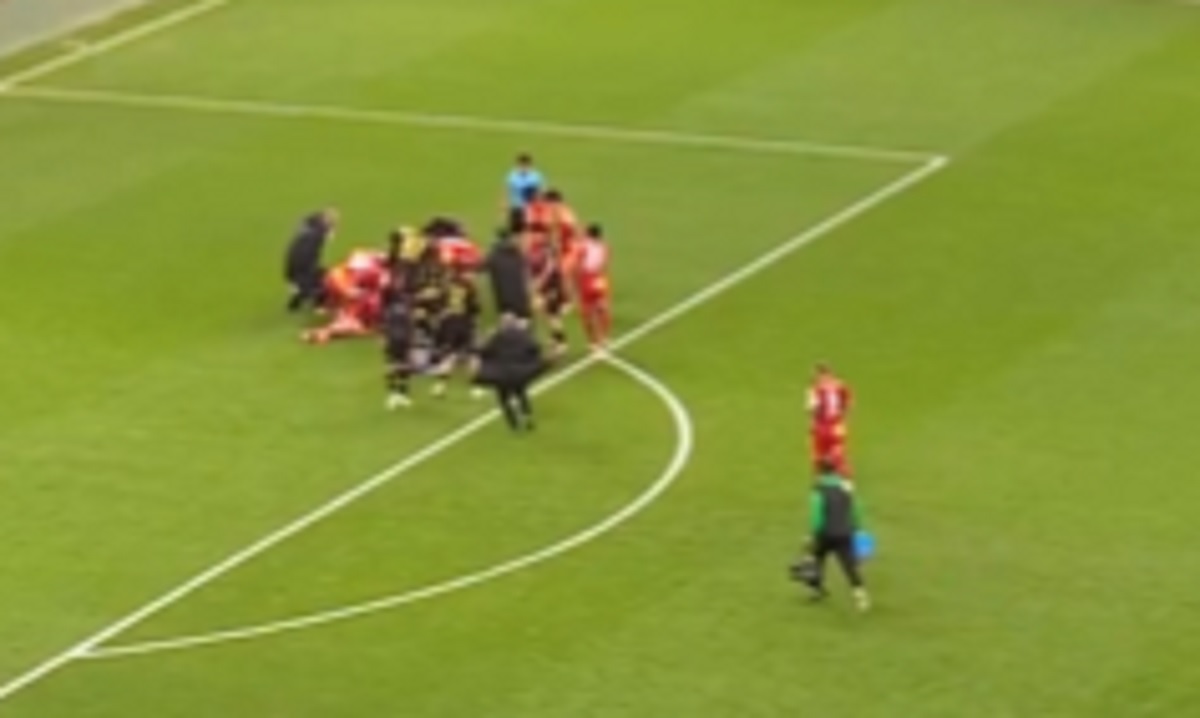 Chwile grozy w Turcji. Karetka zabrała piłkarza z boiska [WIDEO]