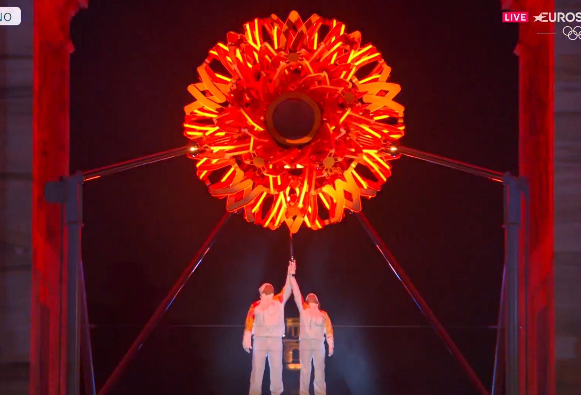 Igrzyska olimpijskie rozpoczęte! Włoskie gwiazdy zapaliły znicz [WIDEO]