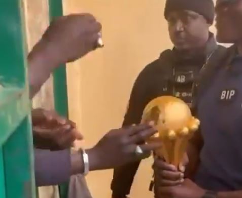 Trofeum PNA krąży po Senegalu. Obejrzeli je nawet więźniowie [WIDEO]