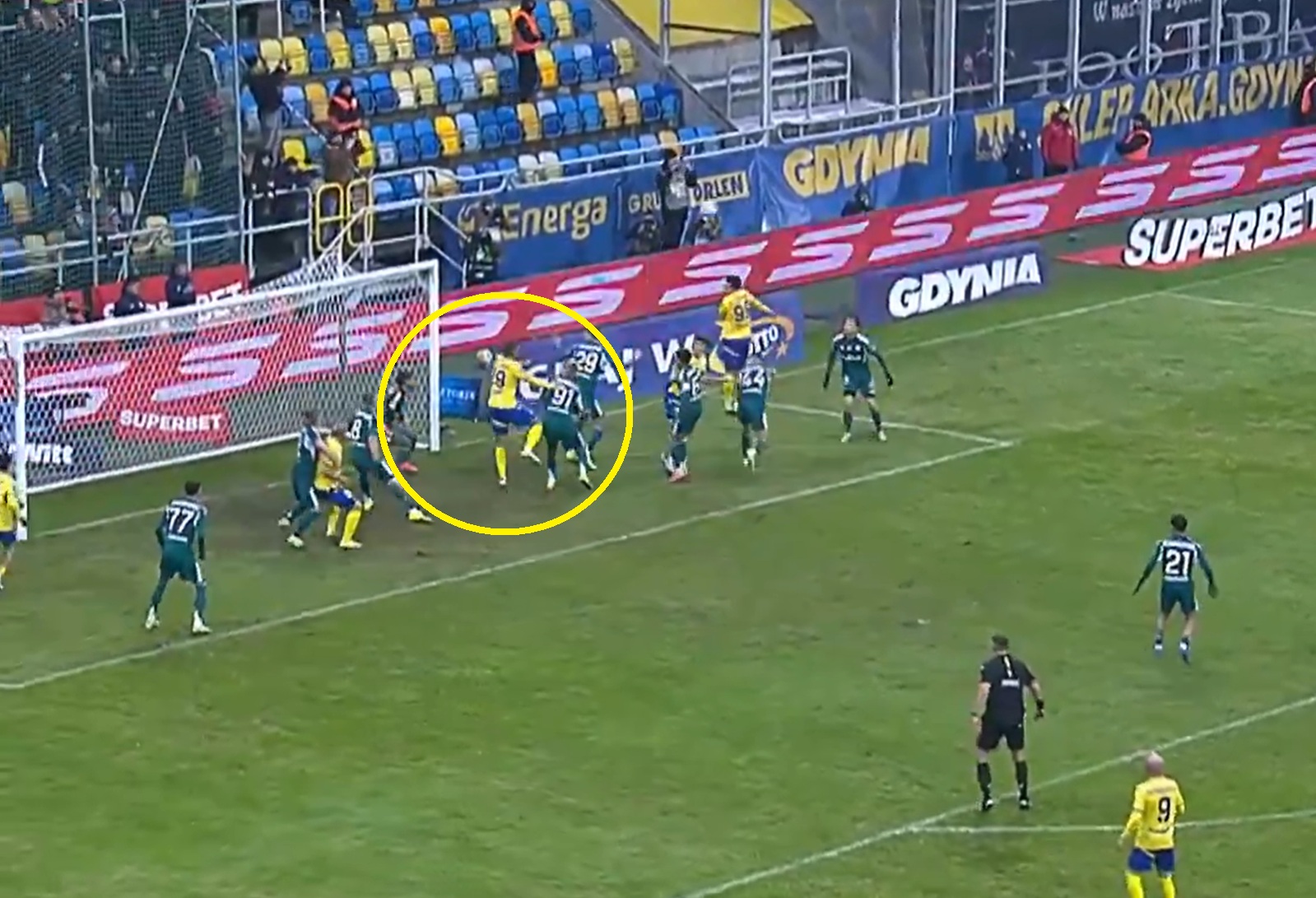 Niemożliwe, co zrobili piłkarze Legii. Tak stracili gola z Arką [WIDEO]