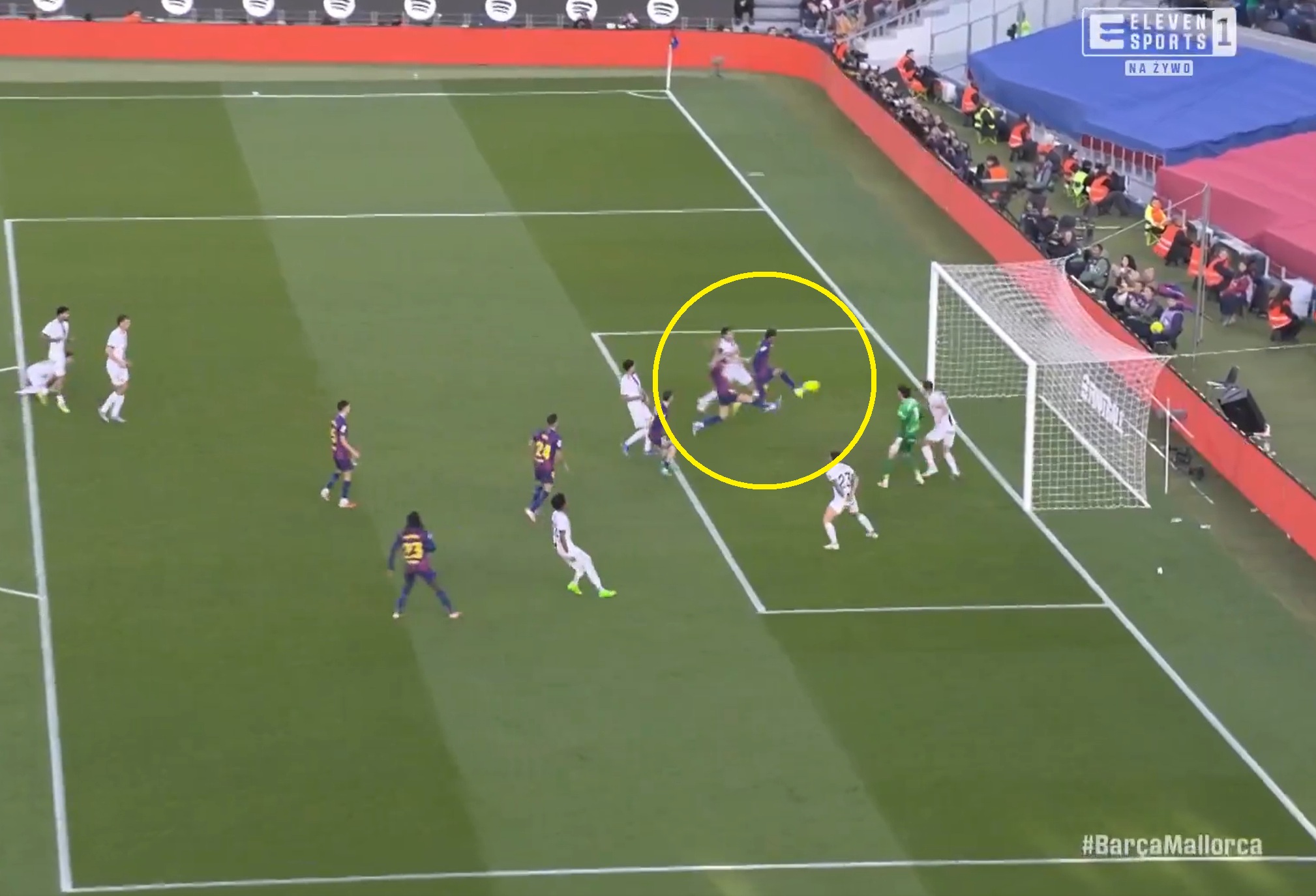 Yamal miał piłkę dwa metry przed pustą bramką. Nie do wiary, co się stało [WIDEO]