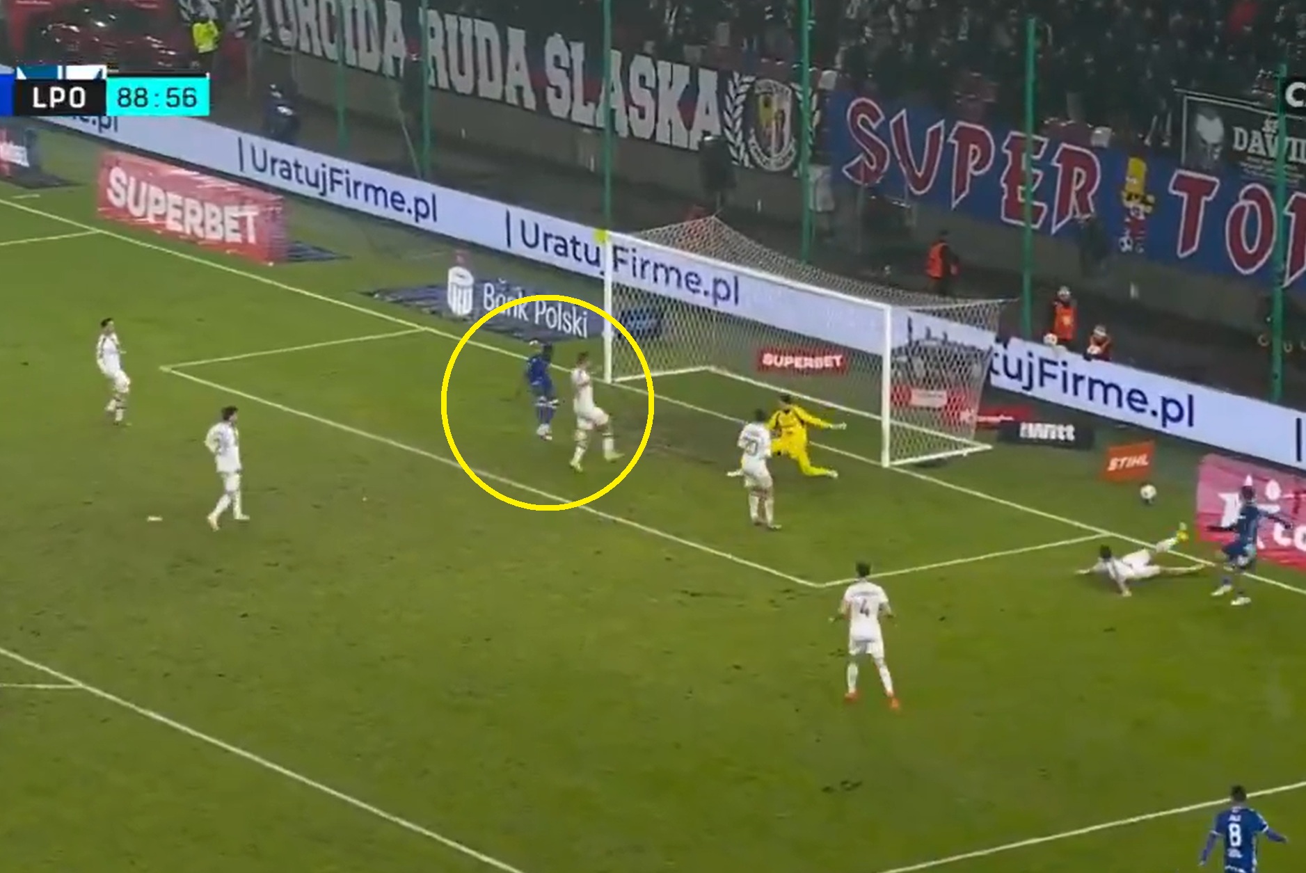 Napastnik Lecha się ośmieszył. W tej sytuacji sztuką było nie strzelić gola [WIDEO]