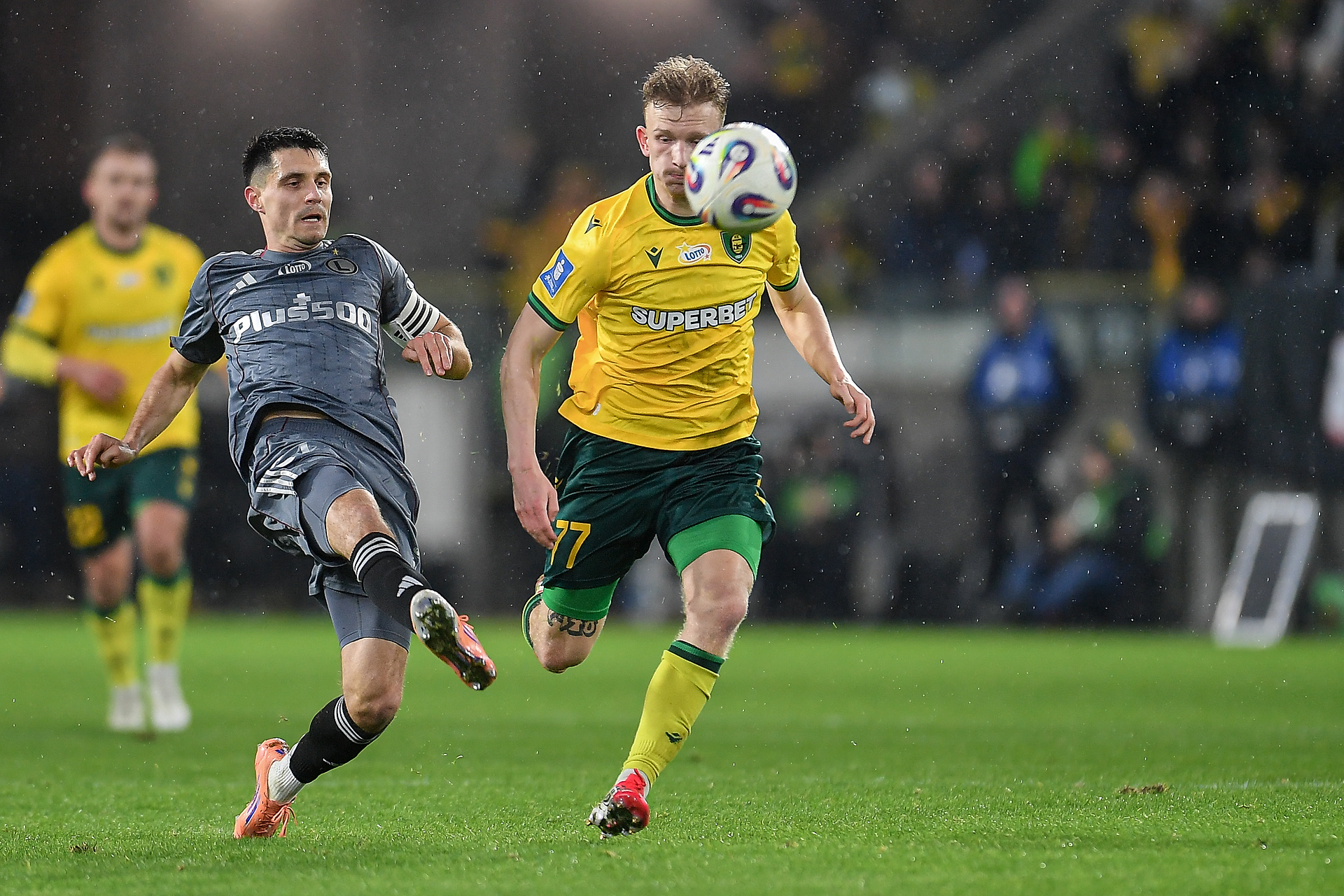 Kibice Legii znów grozili piłkarzom. Kapustka zareagował