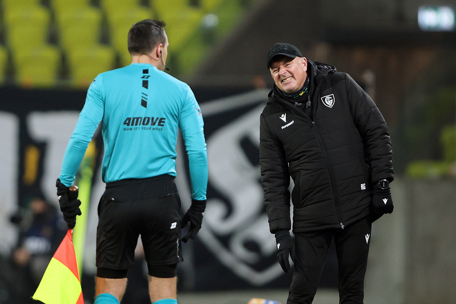 Sędzia skrzywdził GKS w meczu z Legią? Trener wskazał trzy kontrowersje [WIDEO]