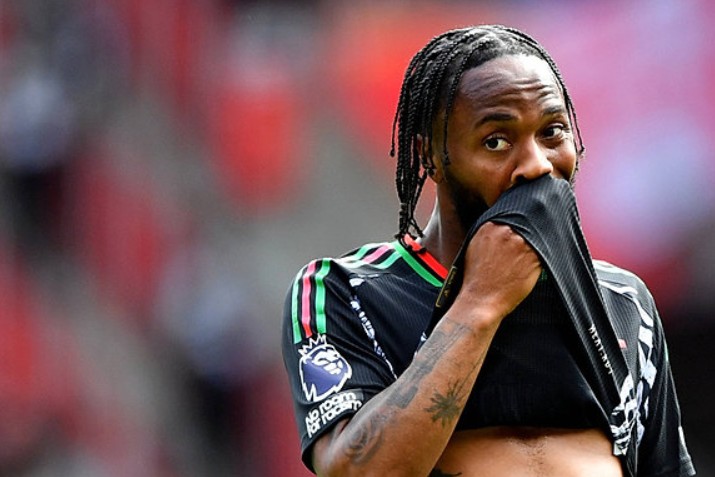 Sterling zablokowany w nowym klubie. Wciąż nie może trenować z zespołem