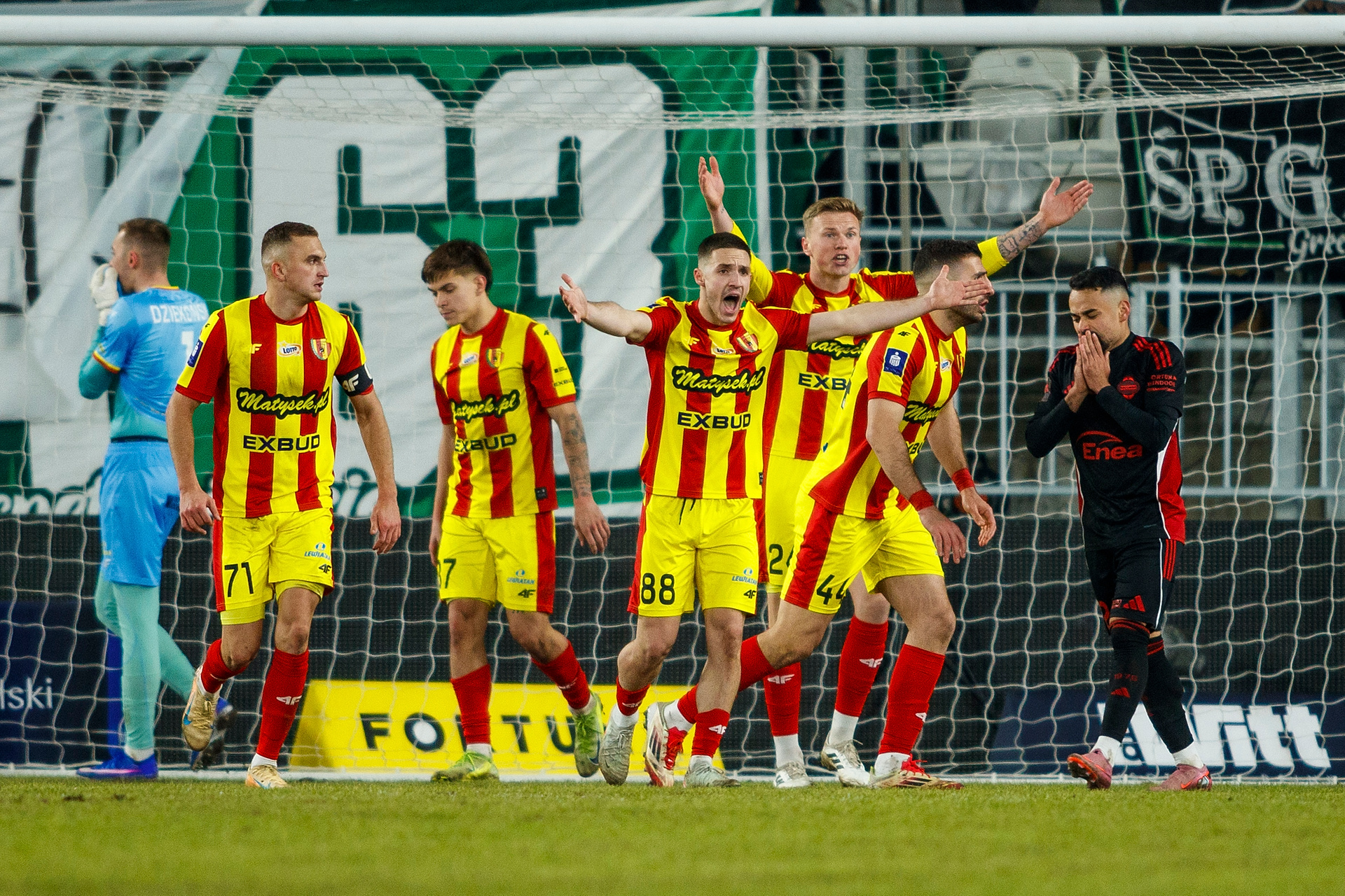 Kapitan Korony ujawnił kulisy skandalu. "Pełna kompromitacja. Żenujące"