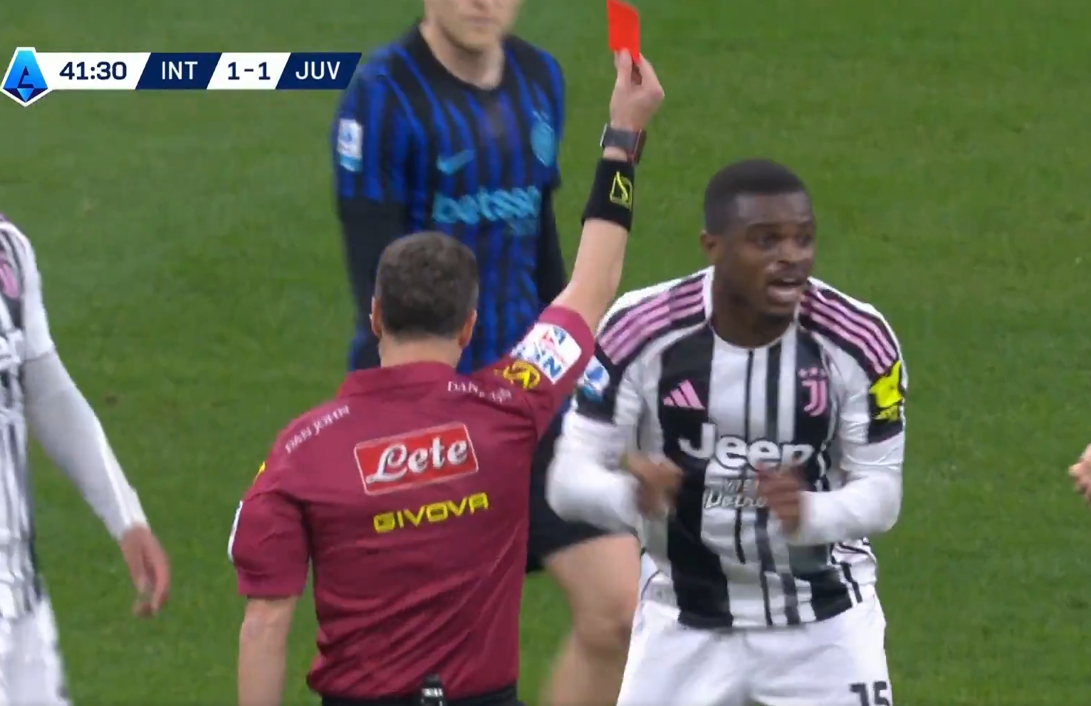 Legenda grzmi po błędzie w hicie Serie A. "VAR jest do zmiany"