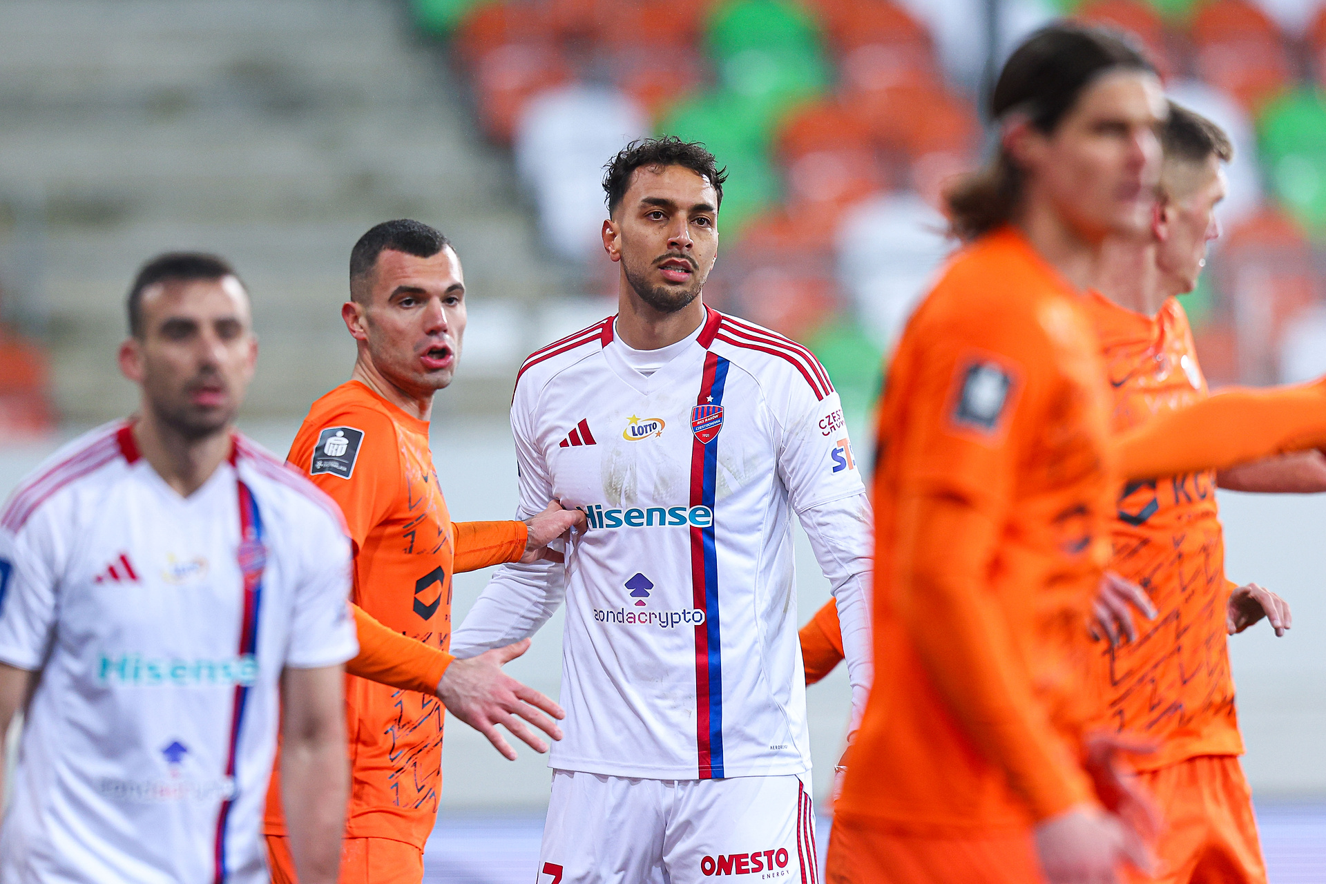 Piłkarz Rakowa apeluje do kibiców. Robi się ostro. "Uspokójcie się"