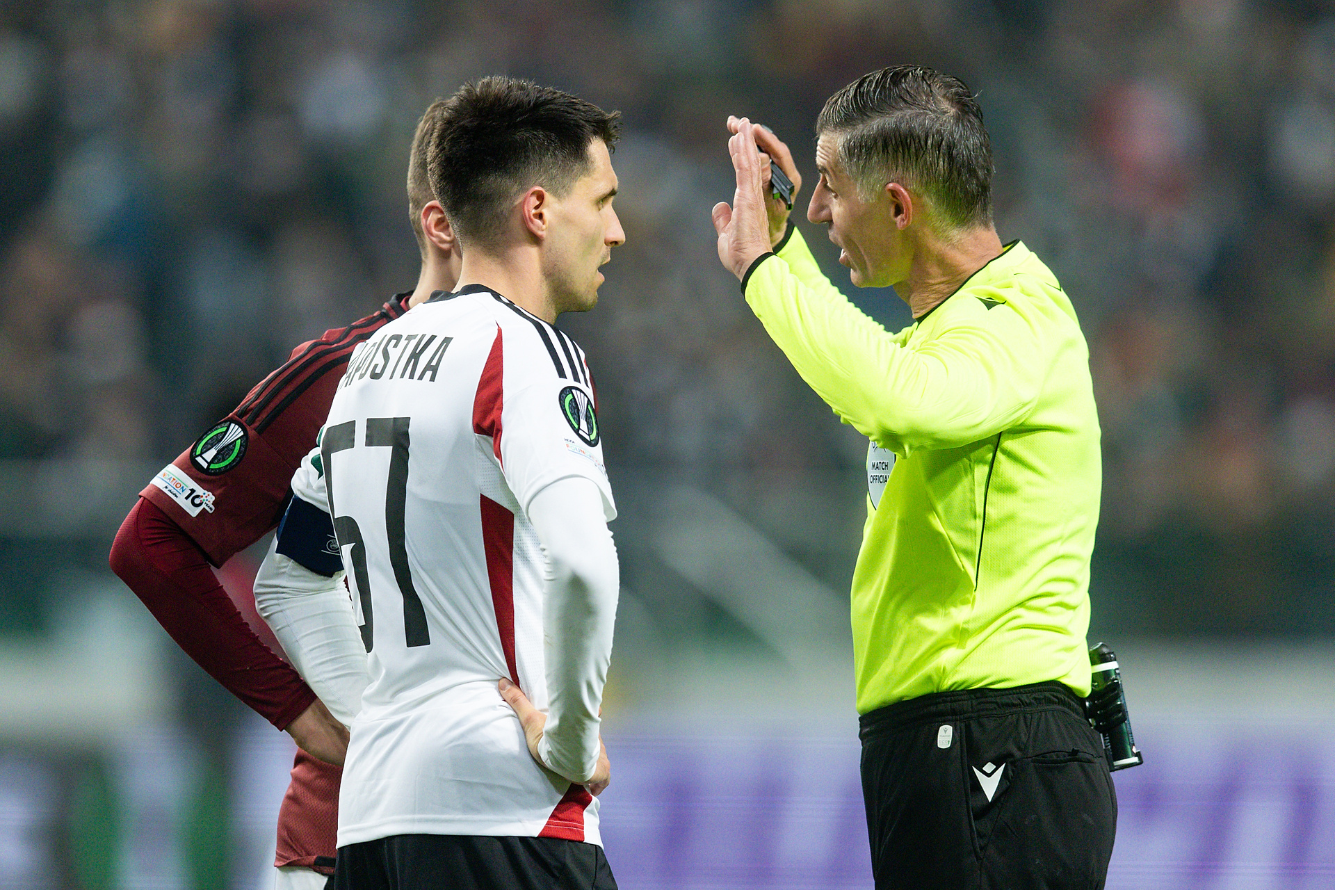 "Kompletny kretynizm". Burza po decyzjach sędziów w Ekstraklasie