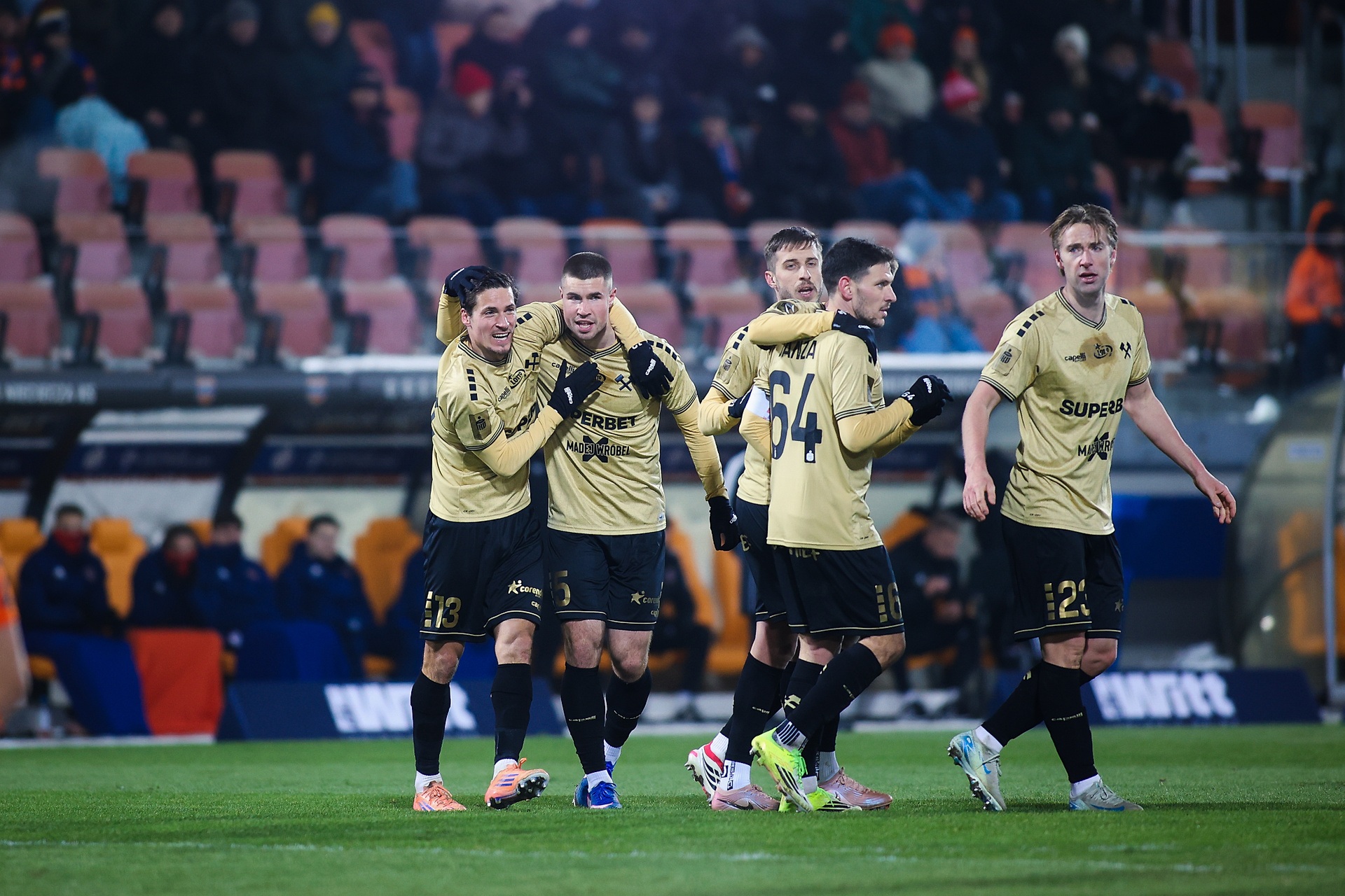 Górnik potknął się w Niecieczy. Niespodzianka na zakończenie kolejki