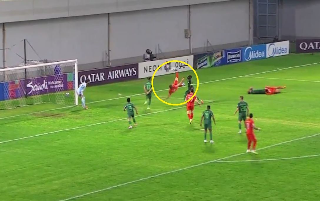 Piękna przewrotka Piątka! Trafił w drugim meczu z rzędu [WIDEO]