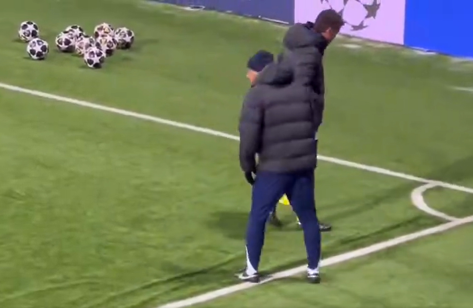 Murawa zaczęła się zwijać. Cyrk przed meczem Polaka w LM [WIDEO]