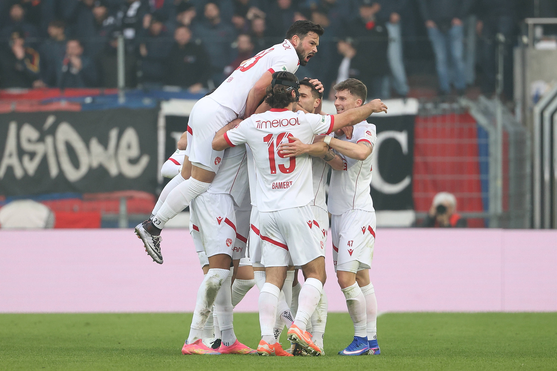 Beniaminek krok od mistrzostwa! 12 punktów nad wiceliderem. A mieli spaść z hukiem